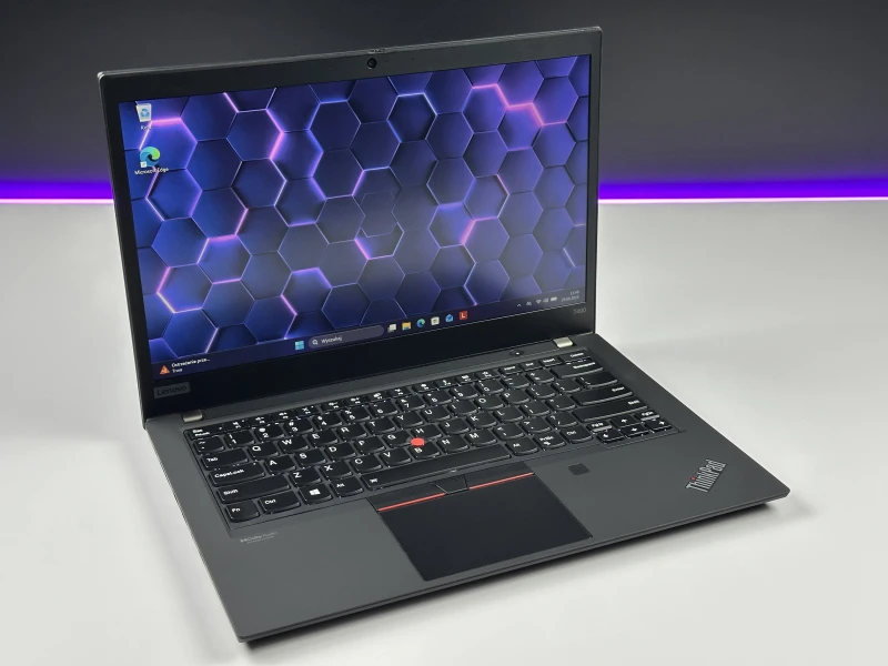 Lenovo ThinkPad T490 z procesorem i5-8265U i ekranem 14" FHD. Klawiatura US, czytnik linii papilarnych oraz wytrzymała konstrukcja.