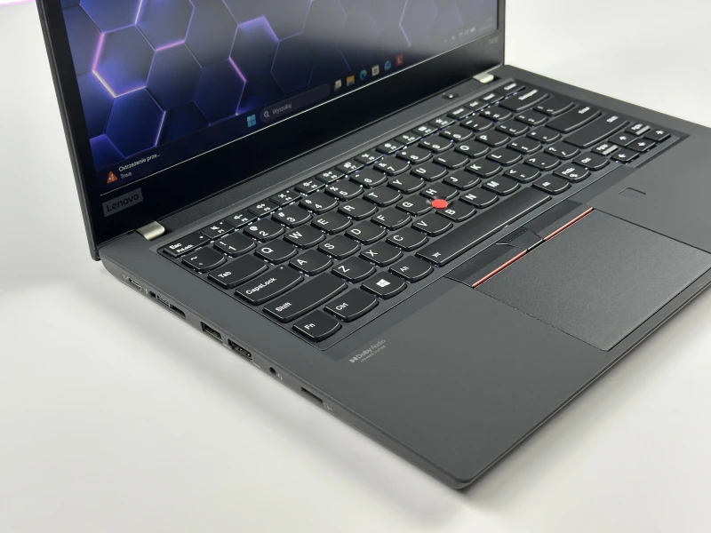 Lenovo ThinkPad T490 z procesorem i5-8265U i ekranem 14" FHD. Klawiatura US, czytnik linii papilarnych oraz wytrzymała konstrukcja.