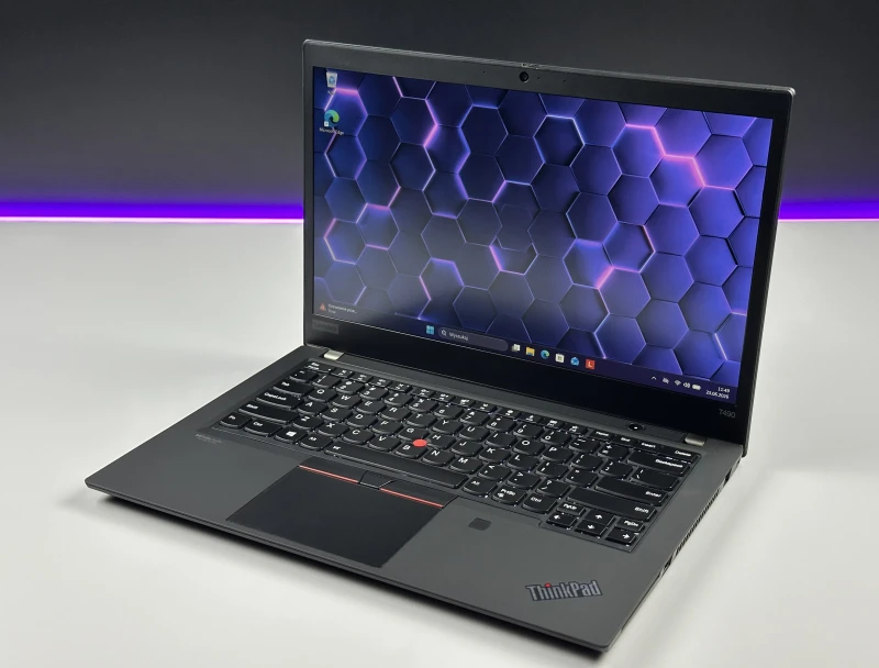 Lenovo ThinkPad T490 z procesorem i5-8265U i ekranem 14" FHD. Klawiatura US, czytnik linii papilarnych oraz wytrzymała konstrukcja.
