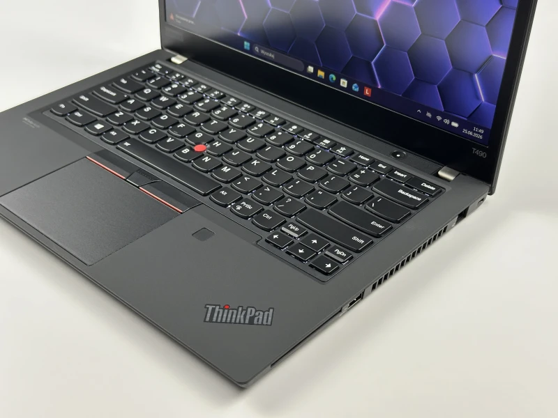 Lenovo ThinkPad T490 z procesorem i5-8265U i ekranem 14" FHD. Klawiatura US, czytnik linii papilarnych oraz wytrzymała konstrukcja.
