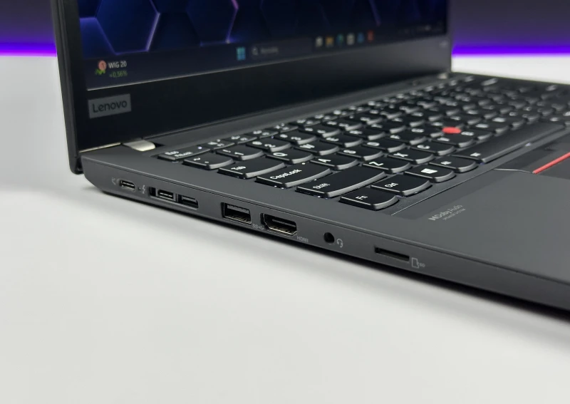 Lenovo ThinkPad T490 z procesorem i5-8265U i ekranem 14" FHD. Klawiatura US, czytnik linii papilarnych oraz wytrzymała konstrukcja.