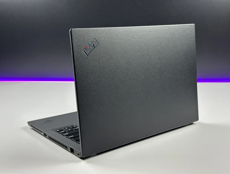 Lenovo ThinkPad T490 z procesorem i5-8265U i ekranem 14" FHD. Klawiatura US, czytnik linii papilarnych oraz wytrzymała konstrukcja.