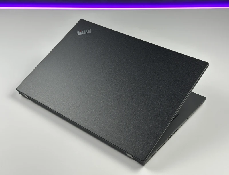 Lenovo ThinkPad T490 z procesorem i5-8265U i ekranem 14" FHD. Klawiatura US, czytnik linii papilarnych oraz wytrzymała konstrukcja.