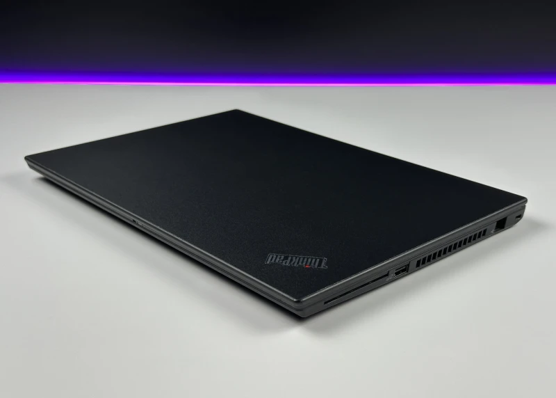 Lenovo ThinkPad T490 z procesorem i5-8265U i ekranem 14" FHD. Klawiatura US, czytnik linii papilarnych oraz wytrzymała konstrukcja.