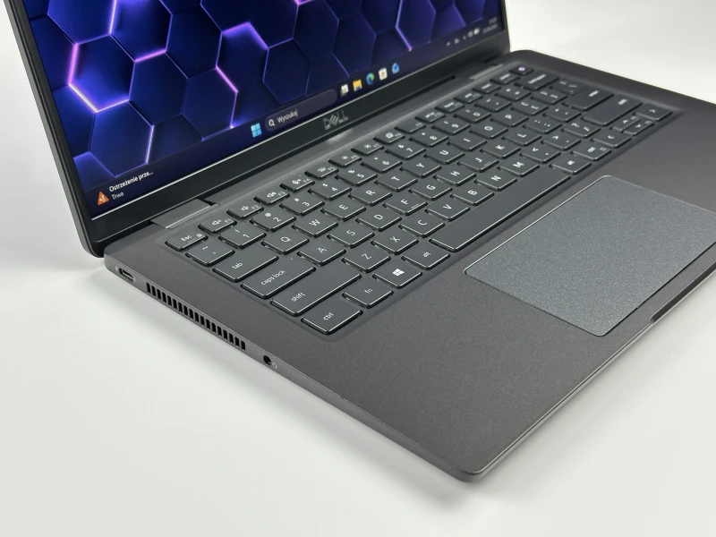 Dell Latitude 7420 z i5-1145G7, 16GB RAM LPDDR4 i ekranem 14" FHD. Lekka obudowa Carbon, klawiatura US oraz kamera z fizyczną przesłoną.