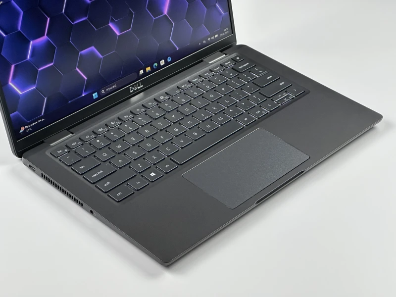 Dell Latitude 7420 z i5-1145G7, 16GB RAM LPDDR4 i ekranem 14" FHD. Lekka obudowa Carbon, klawiatura US oraz kamera z fizyczną przesłoną.