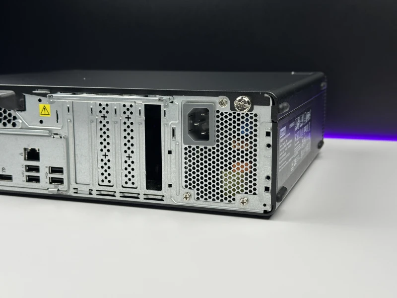 Lenovo ThinkCentre M70s Gen 3 SFF - i5-12500 UHD Graphics 770. Komputer biznesowy z pamięcią DDR4 i łatwym dostępem do podzespołów.