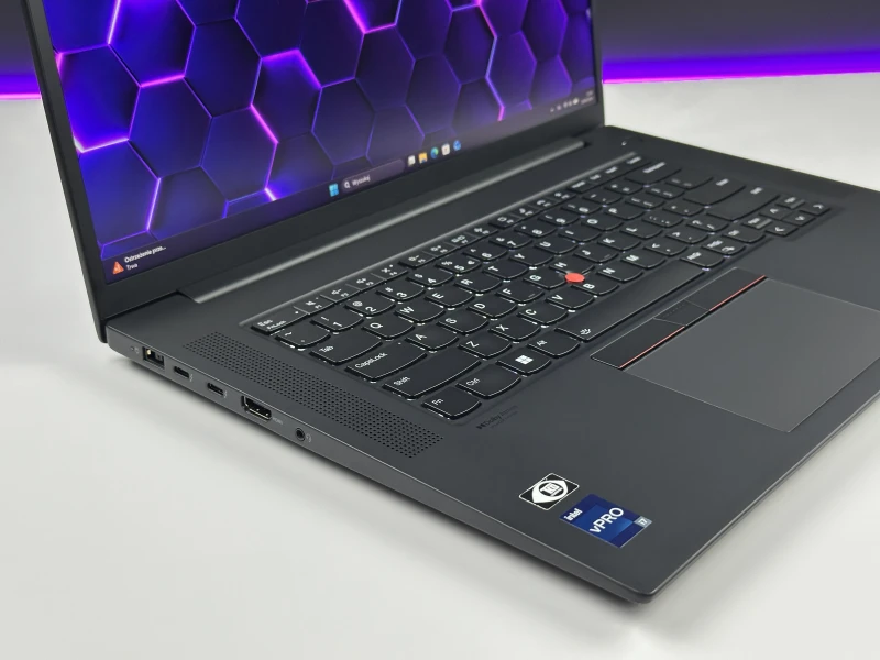 Lenovo ThinkPad P1 Gen 5 z i7-12800H, ekranem 16" QHD+ 165Hz i RTX A2000. Stacja robocza z czytnikiem linii papilarnych i pamięcią DDR5.