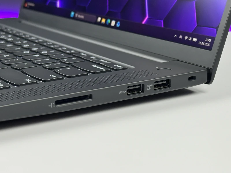 Lenovo ThinkPad P1 Gen 5 z i7-12800H, ekranem 16" QHD+ 165Hz i RTX A2000. Stacja robocza z czytnikiem linii papilarnych i pamięcią DDR5.