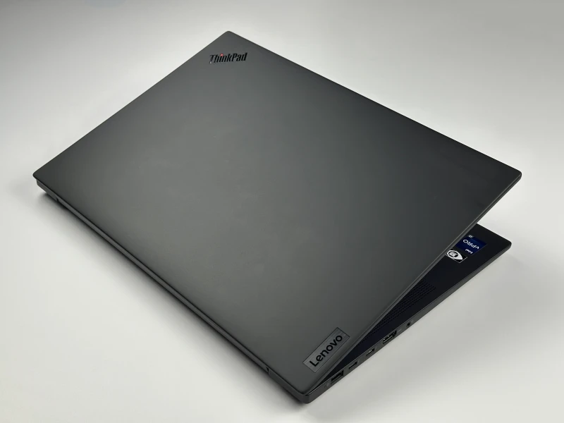 Lenovo ThinkPad P1 Gen 5 z i7-12800H, ekranem 16" QHD+ 165Hz i RTX A2000. Stacja robocza z czytnikiem linii papilarnych i pamięcią DDR5.