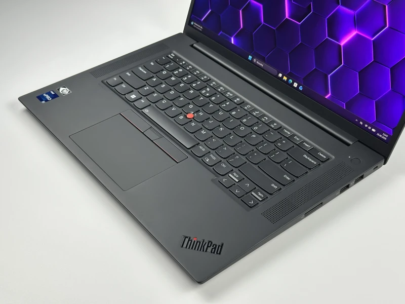 Lenovo ThinkPad P1 Gen 5 z i7-12800H, ekranem 16" QHD+ 165Hz i RTX A2000. Stacja robocza z czytnikiem linii papilarnych i pamięcią DDR5.