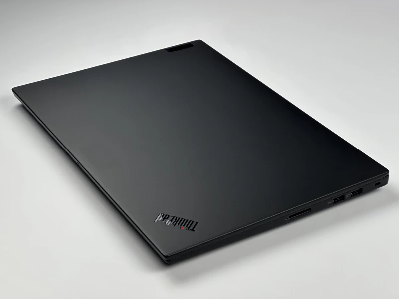 Lenovo ThinkPad P1 Gen 5 z i7-12800H, ekranem 16" QHD+ 165Hz i RTX A2000. Stacja robocza z czytnikiem linii papilarnych i pamięcią DDR5.