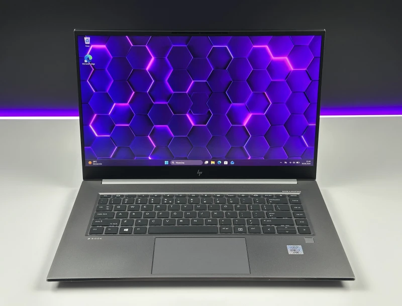 HP ZBook Studio 15 G7 z i7-10850H, 32GB RAM i ekranem 15.6". Stacja robocza z Quadro T1000, klawiaturą US i aluminiową obudową klasy premium.
