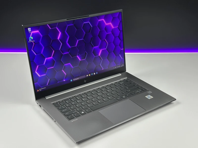 HP ZBook Studio 15 G7 z i7-10850H, 32GB RAM i ekranem 15.6". Stacja robocza z Quadro T1000, klawiaturą US i aluminiową obudową klasy premium.
