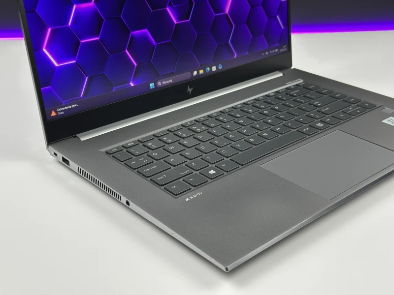 HP ZBook Studio 15 G7 z i7-10850H, 32GB RAM i ekranem 15.6". Stacja robocza z Quadro T1000, klawiaturą US i aluminiową obudową klasy premium.