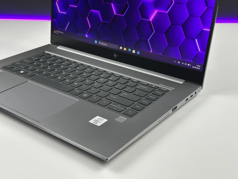 HP ZBook Studio 15 G7 z i7-10850H, 32GB RAM i ekranem 15.6". Stacja robocza z Quadro T1000, klawiaturą US i aluminiową obudową klasy premium.