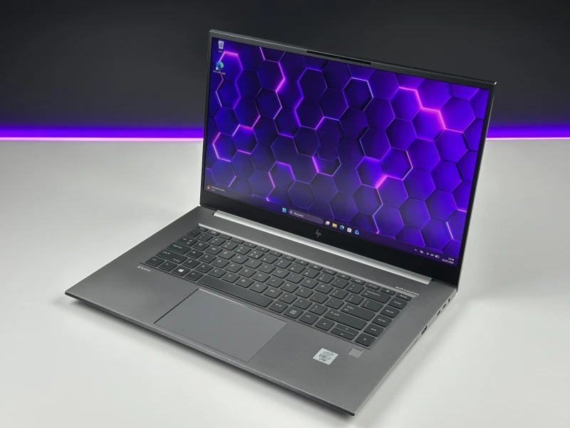 HP ZBook Studio 15 G7 z i7-10850H, 32GB RAM i ekranem 15.6". Stacja robocza z Quadro T1000, klawiaturą US i aluminiową obudową klasy premium.