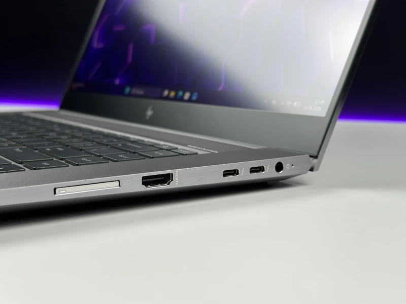 HP ZBook Studio 15 G7 z i7-10850H, 32GB RAM i ekranem 15.6". Stacja robocza z Quadro T1000, klawiaturą US i aluminiową obudową klasy premium.