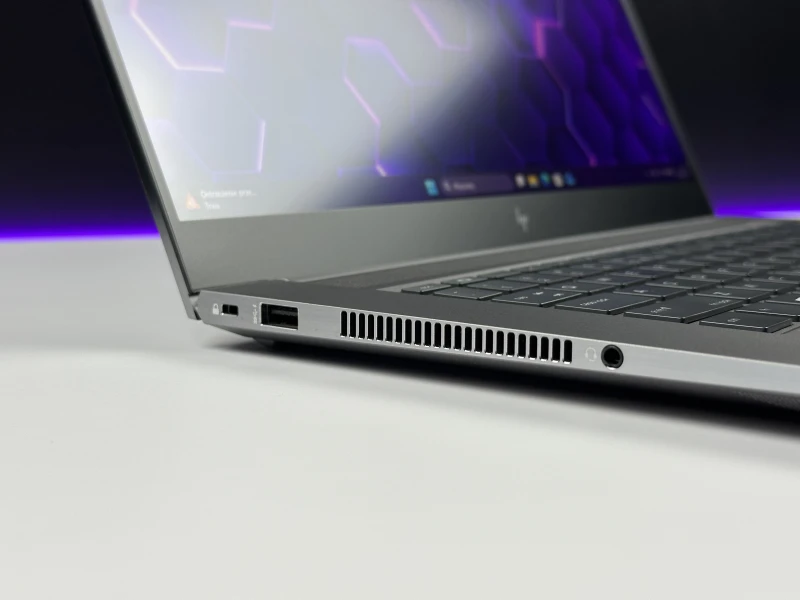 HP ZBook Studio 15 G7 z i7-10850H, 32GB RAM i ekranem 15.6". Stacja robocza z Quadro T1000, klawiaturą US i aluminiową obudową klasy premium.