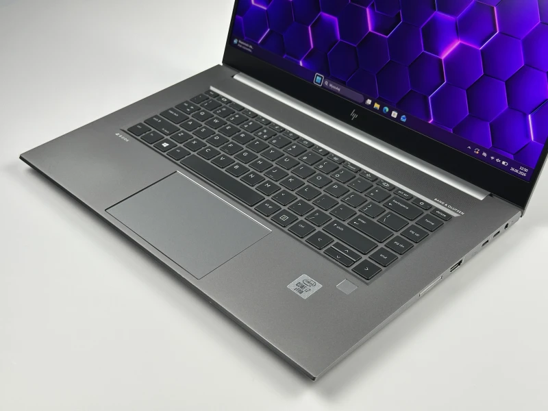 HP ZBook Studio 15 G7 z i7-10850H, 32GB RAM i ekranem 15.6". Stacja robocza z Quadro T1000, klawiaturą US i aluminiową obudową klasy premium.