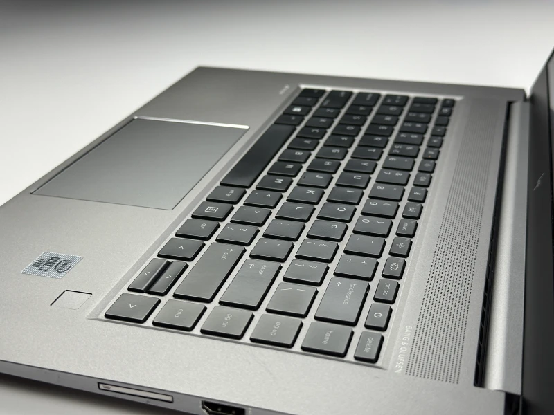 HP ZBook Studio 15 G7 z i7-10850H, 32GB RAM i ekranem 15.6". Stacja robocza z Quadro T1000, klawiaturą US i aluminiową obudową klasy premium.