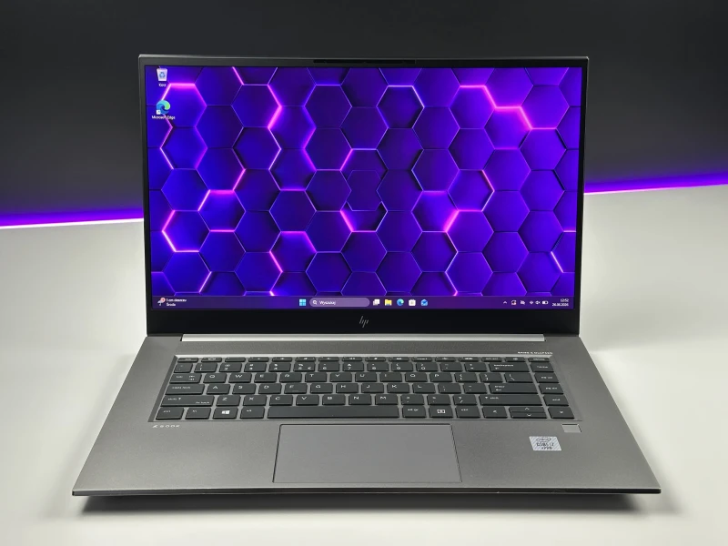 HP ZBook Studio 15 G7 z i7-10850H, 32GB RAM i ekranem 15.6". Stacja robocza z Quadro T1000, klawiaturą US i aluminiową obudową klasy premium.