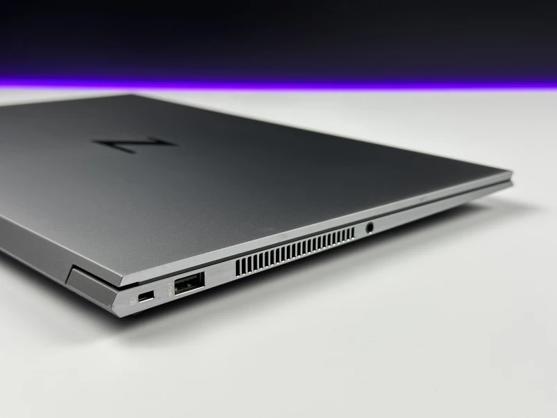 HP ZBook Studio 15 G7 z i7-10850H, 32GB RAM i ekranem 15.6". Stacja robocza z Quadro T1000, klawiaturą US i aluminiową obudową klasy premium.