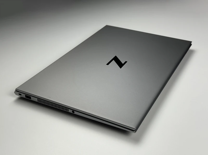 HP ZBook Studio 15 G7 z i7-10850H, 32GB RAM i ekranem 15.6". Stacja robocza z Quadro T1000, klawiaturą US i aluminiową obudową klasy premium.