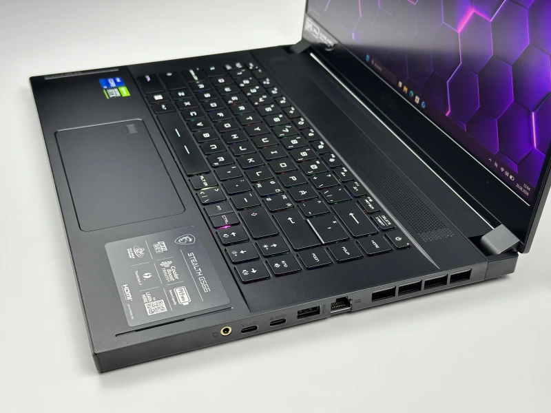 MSI Stealth GS66 12UH z ekranem 15.6" QHD 240Hz, RTX 3080 (8GB) i procesorem i7-12700H. Wysoka moc zamknięta w smukłej obudowie.