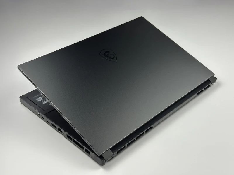 MSI Stealth GS66 12UH z ekranem 15.6" QHD 240Hz, RTX 3080 (8GB) i procesorem i7-12700H. Wysoka moc zamknięta w smukłej obudowie.