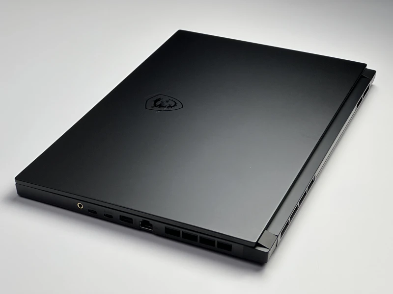 MSI Stealth GS66 12UH z ekranem 15.6" QHD 240Hz, RTX 3080 (8GB) i procesorem i7-12700H. Wysoka moc zamknięta w smukłej obudowie.