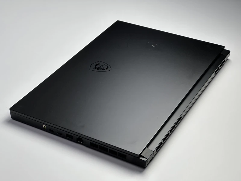 MSI Stealth GS66 12UH z ekranem 15.6" QHD 240Hz, RTX 3080 (8GB) i procesorem i7-12700H. Wysoka moc zamknięta w smukłej obudowie.