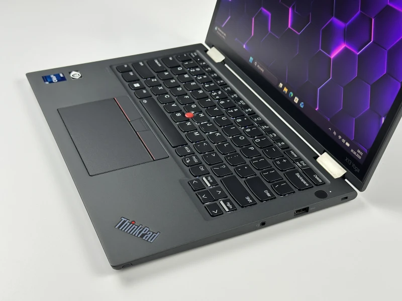 Lenovo ThinkPad X13 Yoga Gen 3 z i7-1265U, dotykowym ekranem 13.3". Rysik w obudowie, klawiatura US oraz zawias 360°.