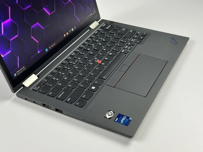 Lenovo ThinkPad X13 Yoga Gen 3 z i7-1265U, dotykowym ekranem 13.3". Rysik w obudowie, klawiatura US oraz zawias 360°.
