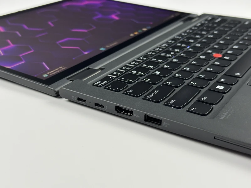 Lenovo ThinkPad X13 Yoga Gen 3 z i7-1265U, dotykowym ekranem 13.3". Rysik w obudowie, klawiatura US oraz zawias 360°.