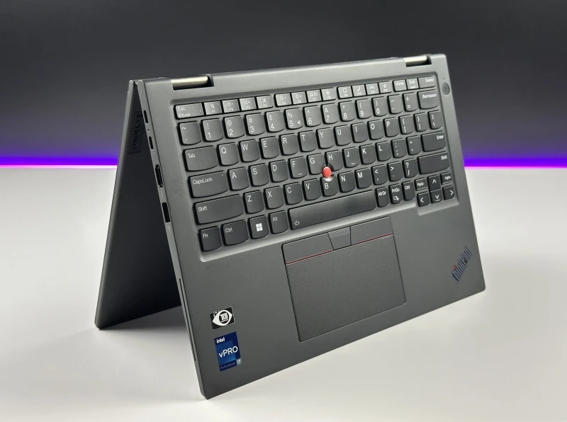 Lenovo ThinkPad X13 Yoga Gen 3 z i7-1265U, dotykowym ekranem 13.3". Rysik w obudowie, klawiatura US oraz zawias 360°.