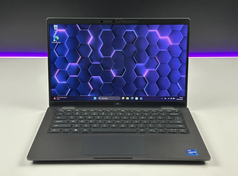 Dell Latitude 7420 z i7-1185G7, 16GB RAM i ekranem 14". Obudowa Carbon, klawiatura US oraz technologia Intel Evo - mobilność i responsywność.