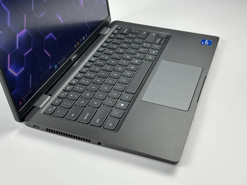 Dell Latitude 7420 z i7-1185G7, 16GB RAM i ekranem 14". Obudowa Carbon, klawiatura US oraz technologia Intel Evo - mobilność i responsywność.