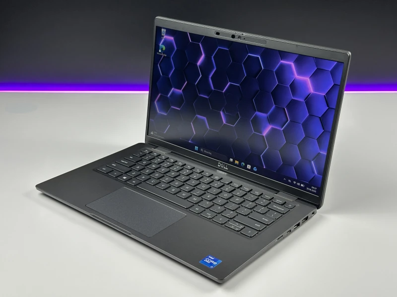Dell Latitude 7420 z i7-1185G7, 16GB RAM i ekranem 14". Obudowa Carbon, klawiatura US oraz technologia Intel Evo - mobilność i responsywność.