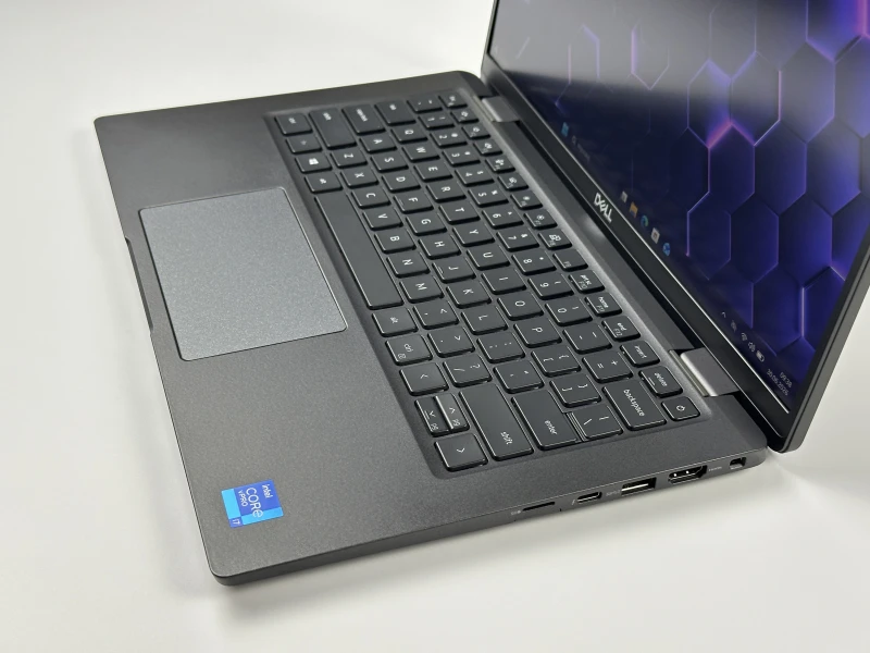 Dell Latitude 7420 z i7-1185G7, 16GB RAM i ekranem 14". Obudowa Carbon, klawiatura US oraz technologia Intel Evo - mobilność i responsywność.