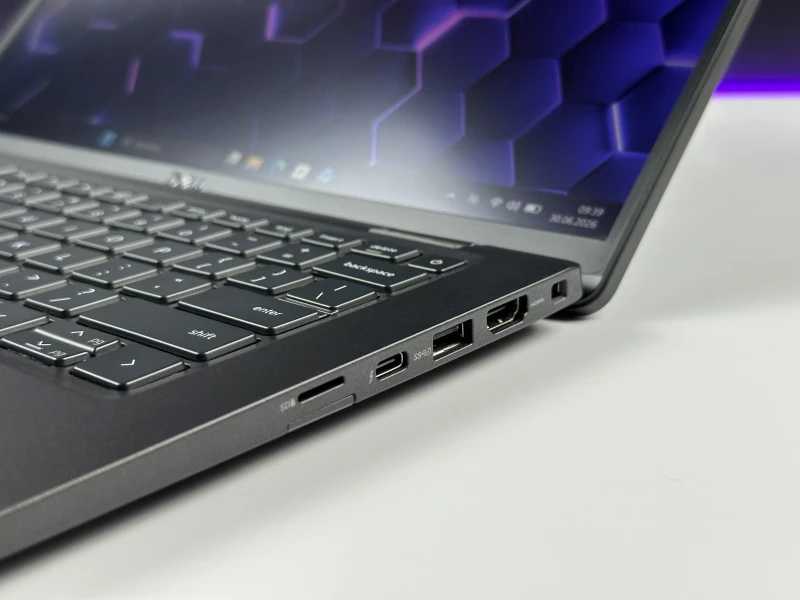 Dell Latitude 7420 z i7-1185G7, 16GB RAM i ekranem 14". Obudowa Carbon, klawiatura US oraz technologia Intel Evo - mobilność i responsywność.