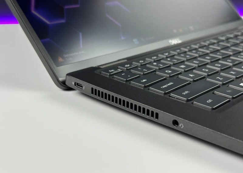 Dell Latitude 7420 z i7-1185G7, 16GB RAM i ekranem 14". Obudowa Carbon, klawiatura US oraz technologia Intel Evo - mobilność i responsywność.