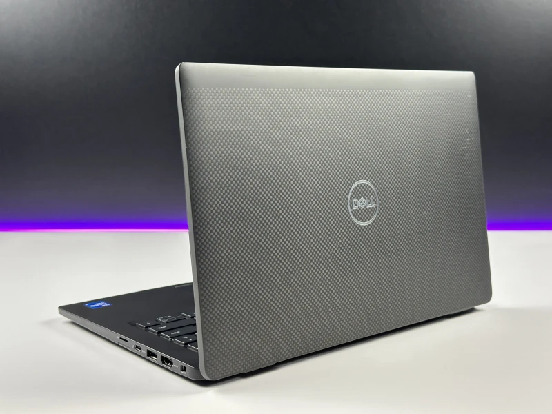 Dell Latitude 7420 z i7-1185G7, 16GB RAM i ekranem 14". Obudowa Carbon, klawiatura US oraz technologia Intel Evo - mobilność i responsywność.