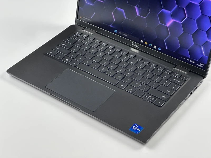 Dell Latitude 7420 z i7-1185G7, 16GB RAM i ekranem 14". Obudowa Carbon, klawiatura US oraz technologia Intel Evo - mobilność i responsywność.
