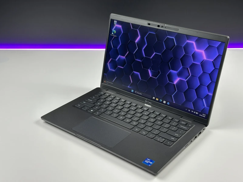 Dell Latitude 7420 z i7-1185G7, 16GB RAM i ekranem 14". Obudowa Carbon, klawiatura US oraz technologia Intel Evo - mobilność i responsywność.