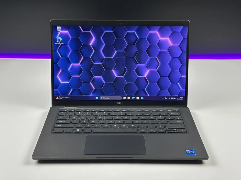 Dell Latitude 7420 z i7-1185G7, 16GB RAM i ekranem 14". Obudowa Carbon, klawiatura US oraz technologia Intel Evo - mobilność i responsywność.