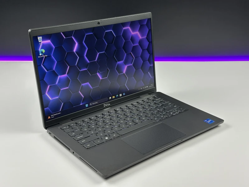 Dell Latitude 7420 z i7-1185G7, 16GB RAM i ekranem 14". Obudowa Carbon, klawiatura US oraz technologia Intel Evo - mobilność i responsywność.
