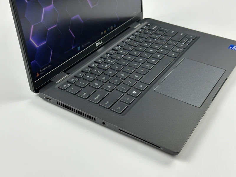 Dell Latitude 7420 z i7-1185G7, 16GB RAM i ekranem 14". Obudowa Carbon, klawiatura US oraz technologia Intel Evo - mobilność i responsywność.