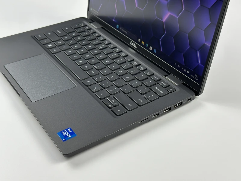 Dell Latitude 7420 z i7-1185G7, 16GB RAM i ekranem 14". Obudowa Carbon, klawiatura US oraz technologia Intel Evo - mobilność i responsywność.