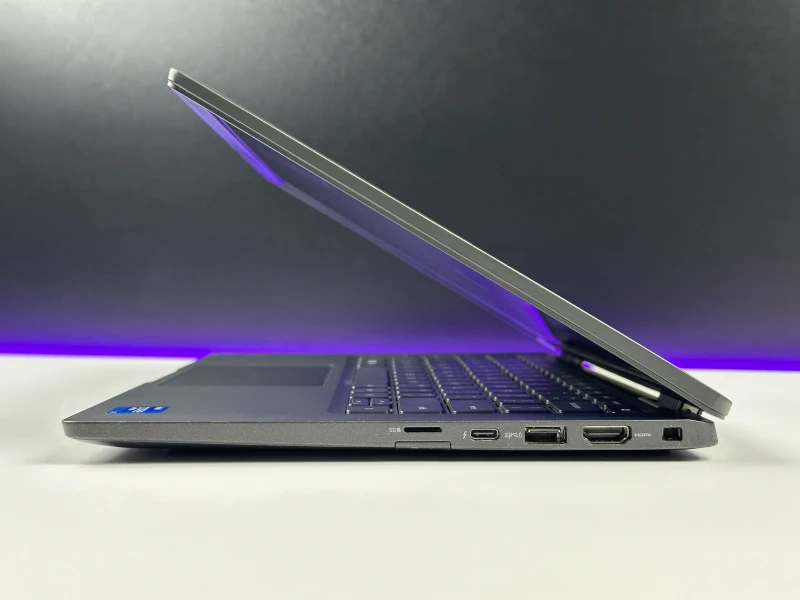 Dell Latitude 7420 z i7-1185G7, 16GB RAM i ekranem 14". Obudowa Carbon, klawiatura US oraz technologia Intel Evo - mobilność i responsywność.